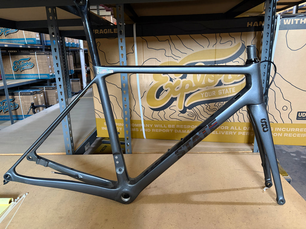 #1583 – Undefeated Carbon Road Frame+Fork Set | Graphite Prism /MISSING PARTS (Size 54cm, Used-Very Good Condition)