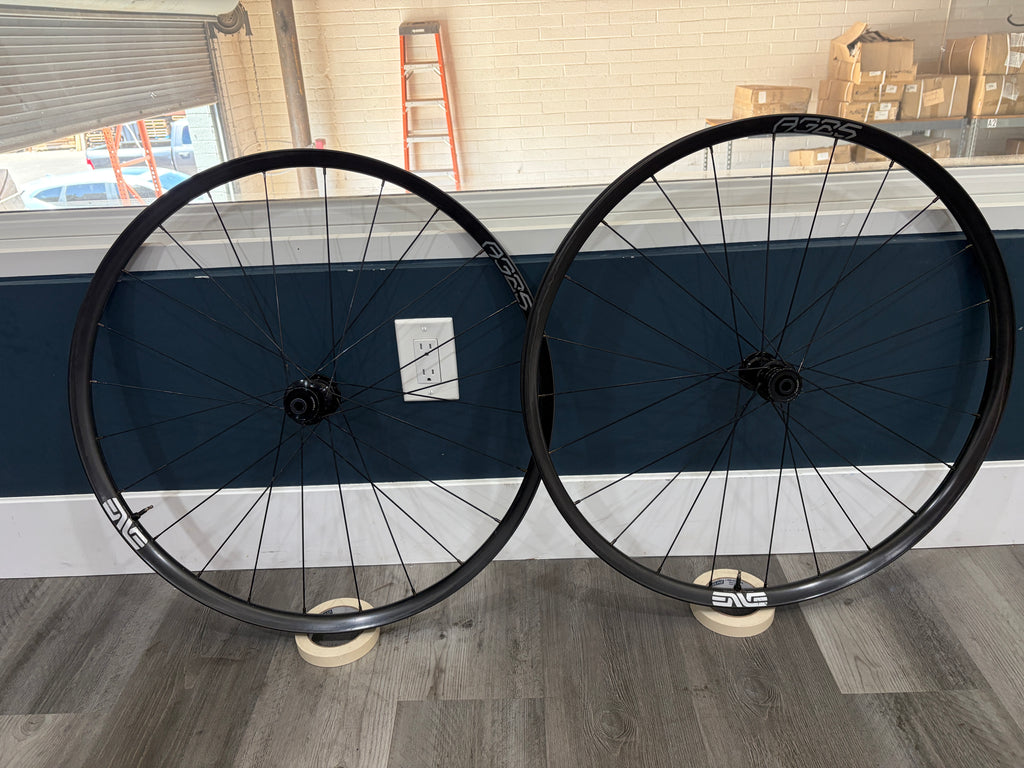 #SBCTEAM2 – ENVE AG25 Carbon Gravel Wheelset | 700c / XDR / Tubeless-Ready (Used – Good Condition)